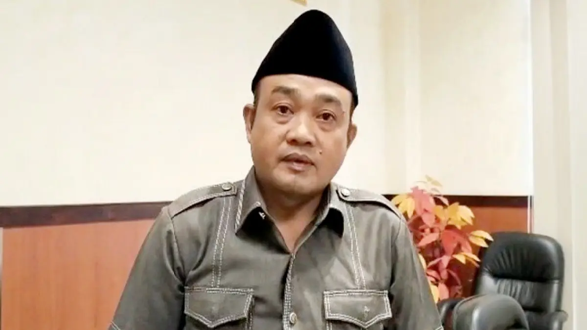 TEGAS: Ketua Komisi I DPRD Bangkalan Fadhurrosi berada di kantornya Senin (6/4). (FADHURROSI UNTUK JPRM)
