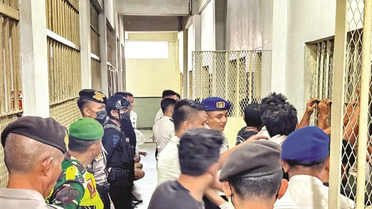 TELITI: Petugas gabungan melakukan razia kamar hunian di Lapas Narkotika Kelas II-A Pamekasan, Senin (6/4). (LAPAS NARKOTIKA KELAS II-A PAMEKASAN UNTUK JPRM)