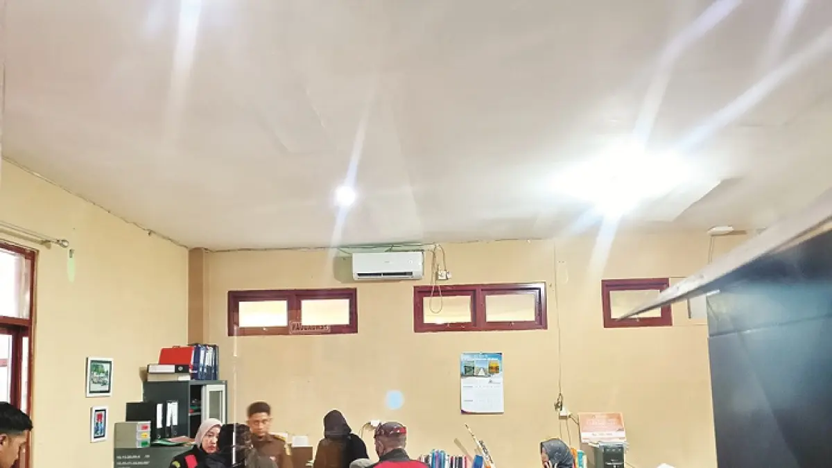 TIPIKOR: Pegawai Kejari Sampang saat melakukan penggeledahan di kantor Dispendik Sampang, Senin (22/12/2025). (UBAIDILLAHIR RA’IE/JPRM)