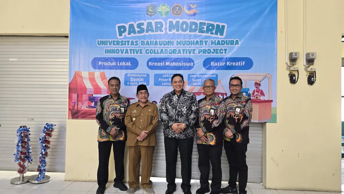 SALING DUKUNG: Wabub Sumenep KH Imam Hasyim dan Direktur PT BPRS Bhakti Sumekar (Perseroda) Hairil Fajar (empat dari kiri) berfoto bersama dengan sivitas akademika Uniba Madura saat pembukaan pasar modern Innovative Collaborative Project Uniba Madura di Pasar Anom Baru Sumenep, Senin (6/4).