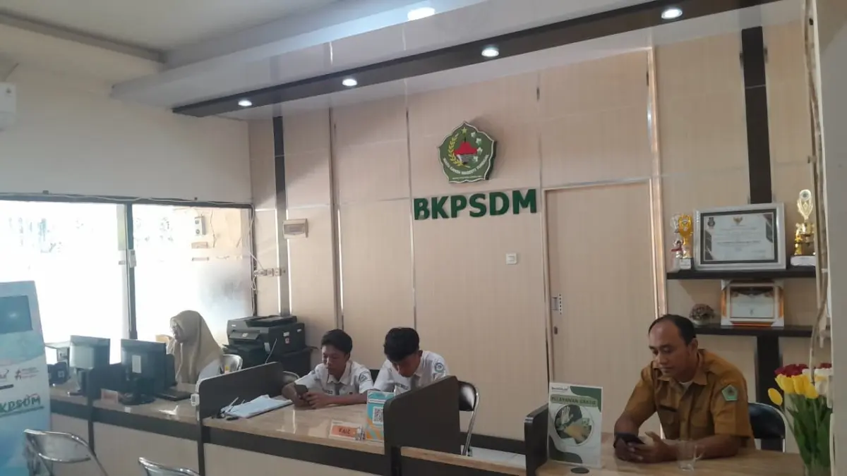 ABDI NEGARA: Pegawai sedang bertugas di ruang layanan BKPSDM Pamekasan, Senin (6/4).