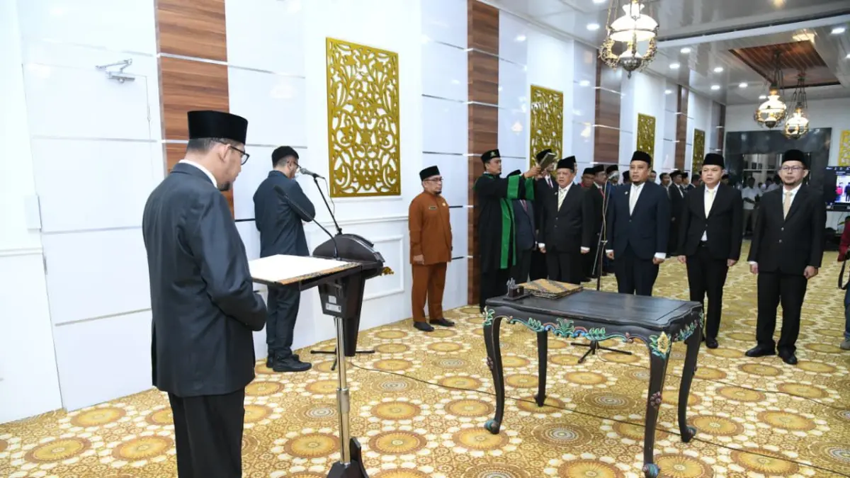 BERLANGSUNG KHIDMAT: Bupati Sumenep Achmad Fauzi Wongsojudo saat melantik kepala brida dan tiga staf ahli di aula kantor pemkab, Rabu (9/4).