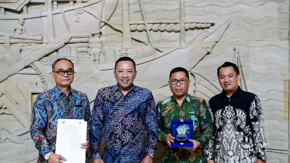 BERSINERGI: Bupati Sampang Slamet Junaidi berfoto bersama dengan pejabat Kemenhub di Ballroom Redtop Hotel, Jakarta, Selasa (7/4).