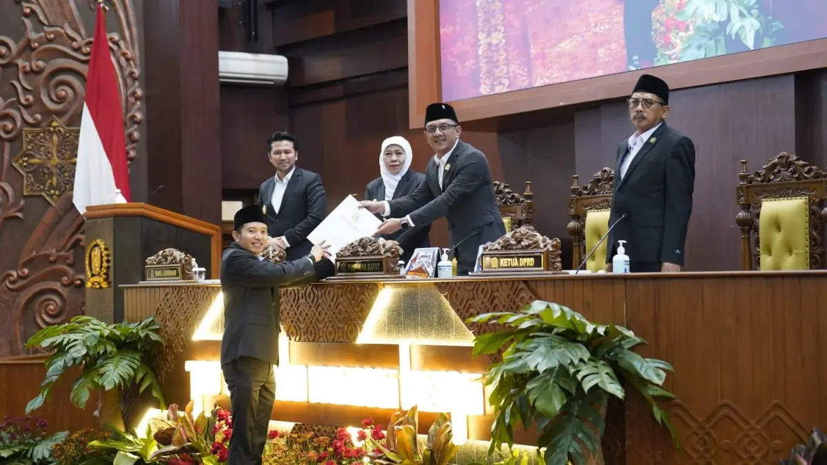 MITRA STRATEGIS: Jubir pansus Adam Rusydi menyerahkan berkas berisi paparan pendapat pansus kepada Wakil Ketua DPRD Jatim Deni Wicaksono, didampingi Ketua DPRD Jatim M. Musyafak, serta Gubernur Jatim Khofifah Indar Parawansa, dan Wagub Emil Elestianto Dardak, Senin (6/4).