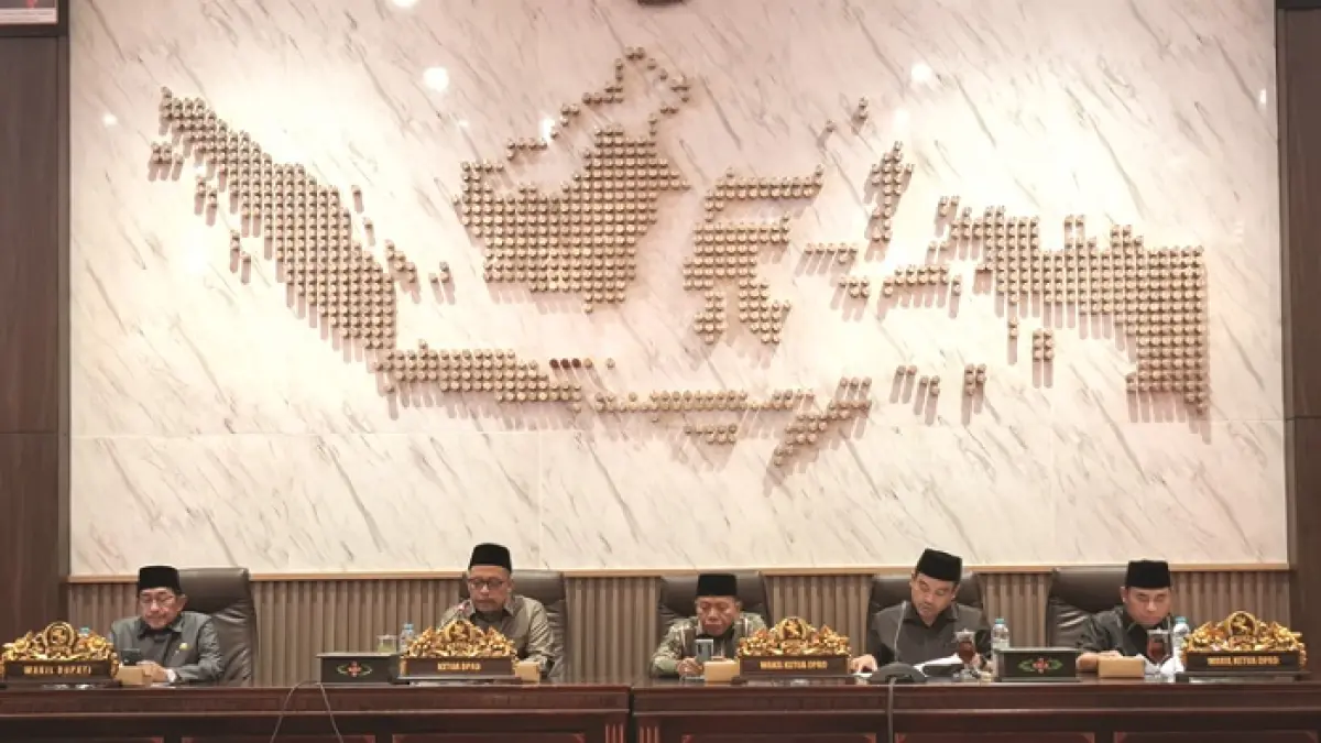 FOKUS: Ketua DPRD Sumenep Zainal Arifin (dua dari kiri) saat memimpin rapat paripurna di kantor DPRD Sumenep, Selasa (31/3). (MOH. LATIF/JPRM)