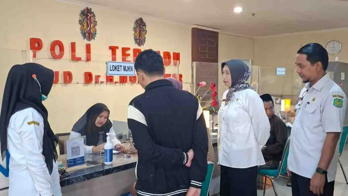 HUMANIS: Direktur RSUD dr. H. Moh. Anwar Sumenep Erliyati turun langsung memantau pelayanan di poli terpadu rumah sakit setempat.