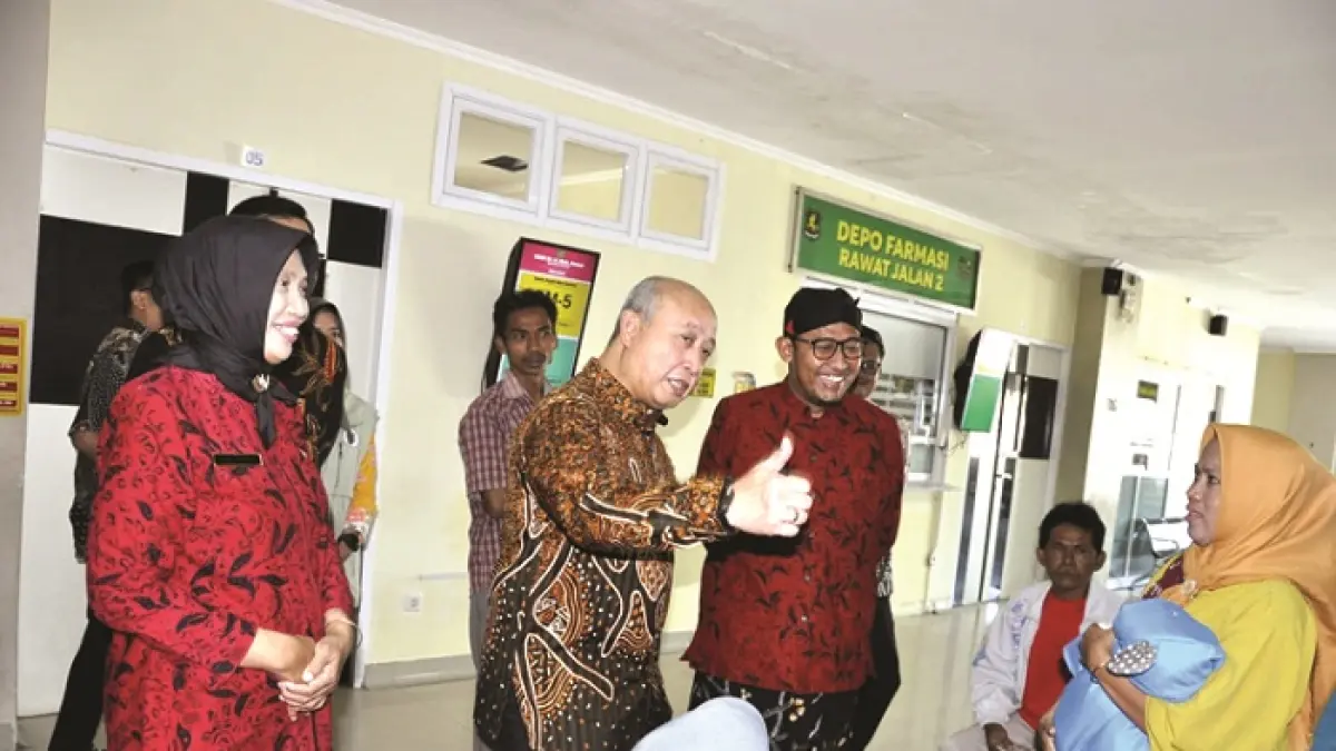 KOMITMEN: Direktur RSUD Sumenep dr Erliyati mendampingi Bupati Achmad Fauzi Wongsojudo dan Direktur TI BPJS Kesehatan Dr Ir Edwin Aristiawan memantau kondisi pasien di RSUD setempat. (RSUD SUMENEP UNTUK JPRM)