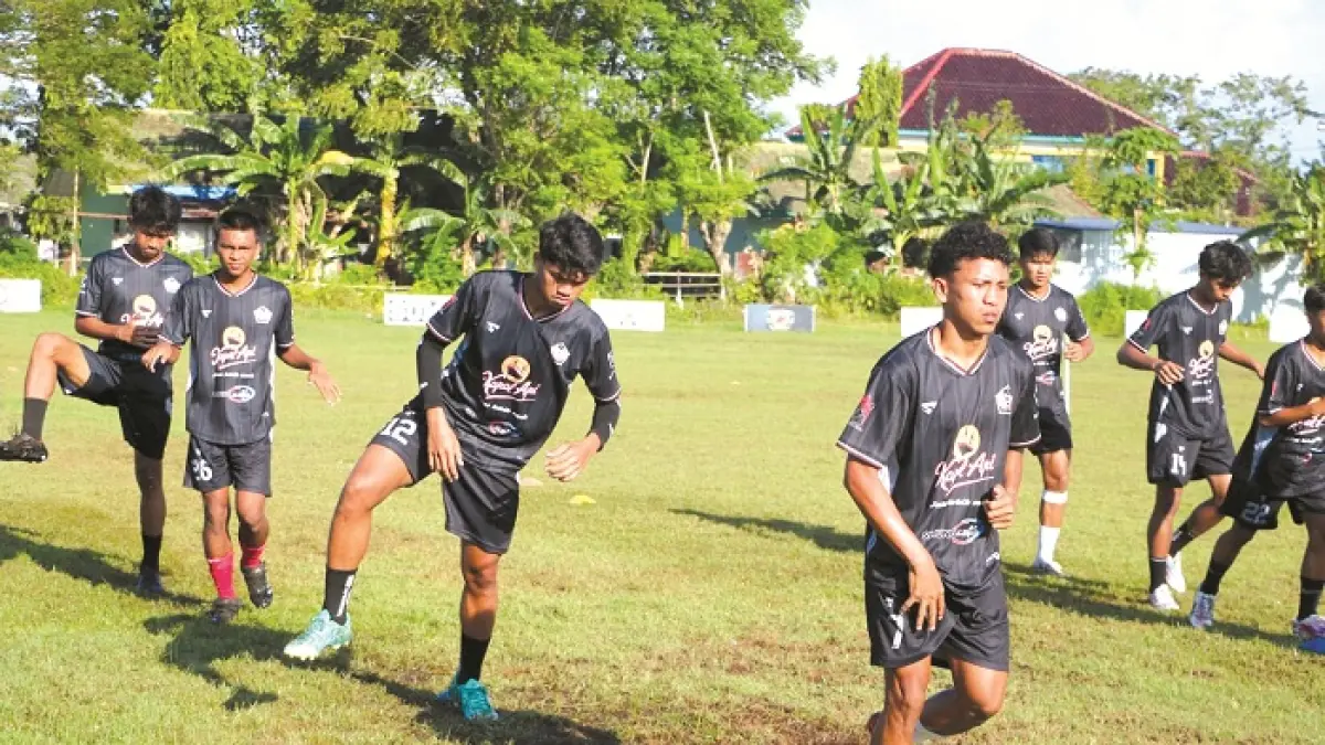 KOMPAK: Pemain Persepam mengikuti latihan di Lapangan Sedangdang Pamekasan, Minggu (5/4). (PERSEPAM UNTUK JPRM)