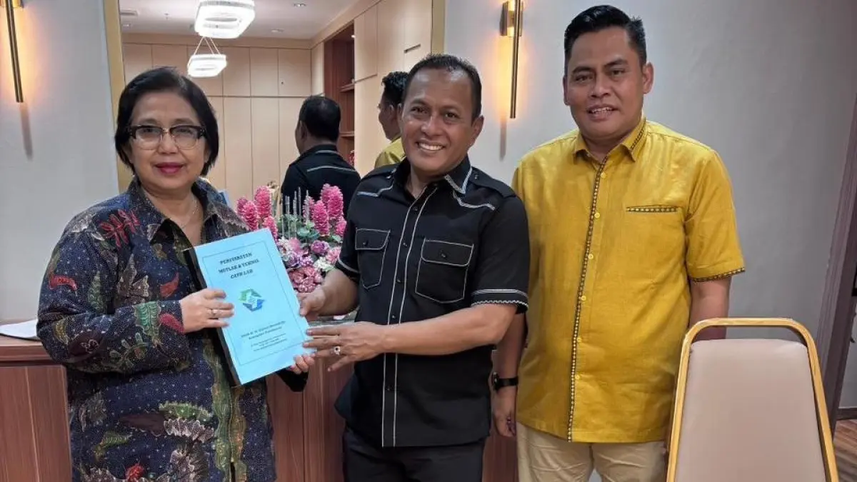 KONKRET: Wabup Pamekasan Sukriyanto bersama anggota DPRD Rosyid Fansori saat bertemu anggota Komisi IX DPR RI Irma Suryani Chaniago, Selasa (7/4).