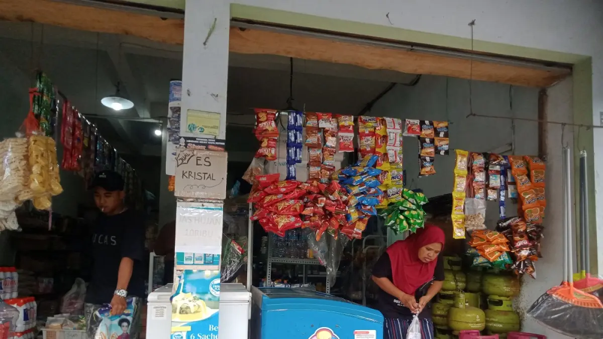 MENJUAL LPG BERSUBSIDI: Warga berbelanja di salah satu toko kelontong di Jalan RE Martadinata, Rabu (8/4).