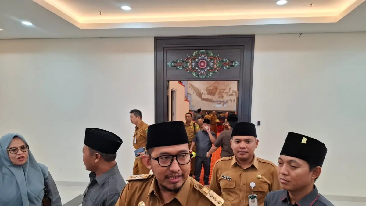 RAMAH: Bupati Sumenep Achmad Fauzi Wongsojudo saat diwawancara sejumlah wartawan di Kantor DPRD Sumenep, Selasa (7/4).