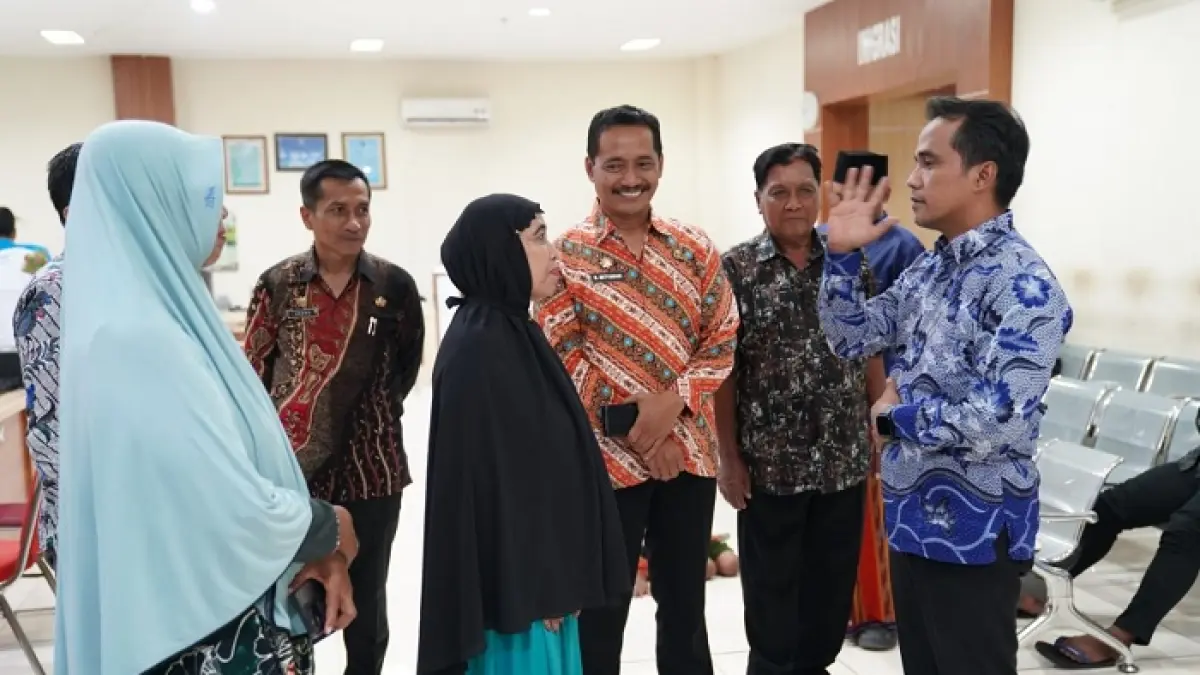 RESPONSIF: Bupati Bangkalan Lukman Hakim berdialog interaktif dengan warga saat meninjau pelayanan di MPP Kamis (9/4). (PROKOPIM UNTUK JPRM)
