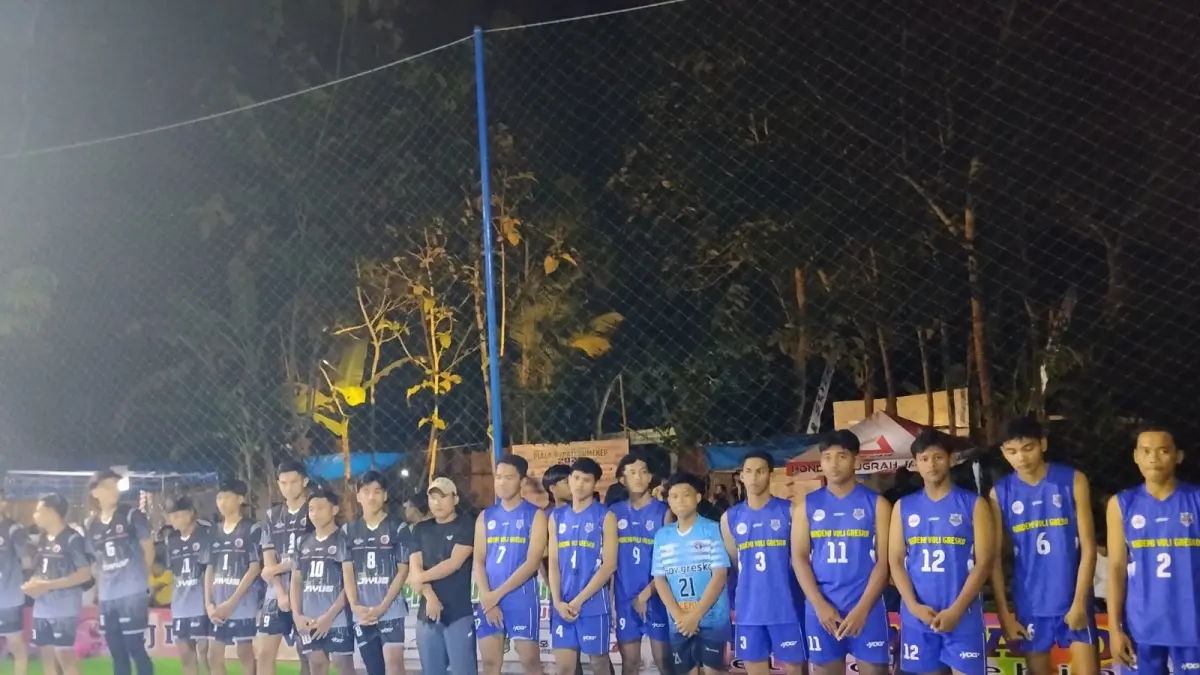 SELEKSI: Sejumlah atlet berfoto bersama sebelum mengikuti pertandingan dalam turnamen Bola Voli Piala Bupati Sumenep 2026 di lapangan RJ Impact Desa Kasengan, Kecamatan Manding, Rabu (9/4).