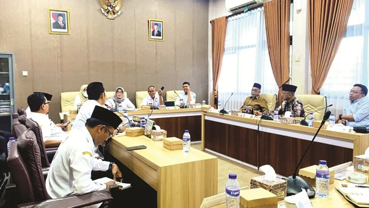 SERIUS: Komisi IV DPRD Pamekasan menggelar rapat audiensi dengan Dispendikbud dan KKG PAI, Rabu (8/4). (M. KHOLIL RAMLI/JPRM)