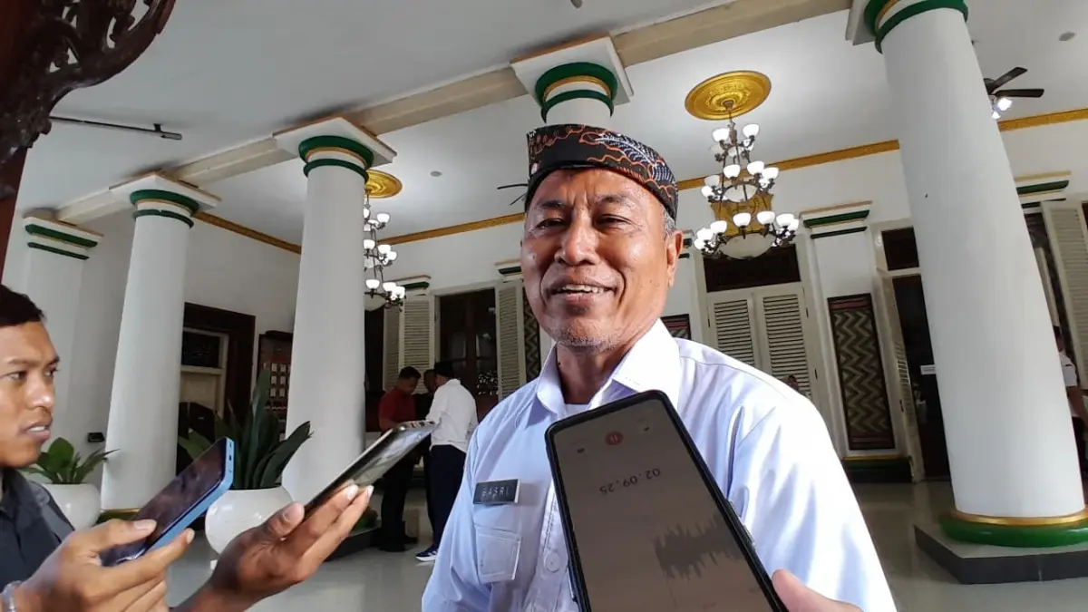 TEGAS: Kepala Dispendikbud Pamekasan Basri Yulianto saat doorstop dengan awak media di Peringgitan Dalam Pendopo Ronggosukowati.