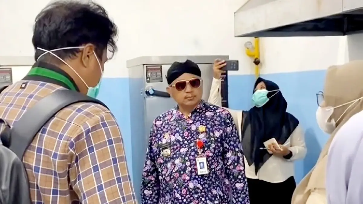 ABAI: Camat Ganding Abdul Khalid tak pakai APD berupa masker saat inspeksi ke dalam dapur MBG. (ISTIMEWA)