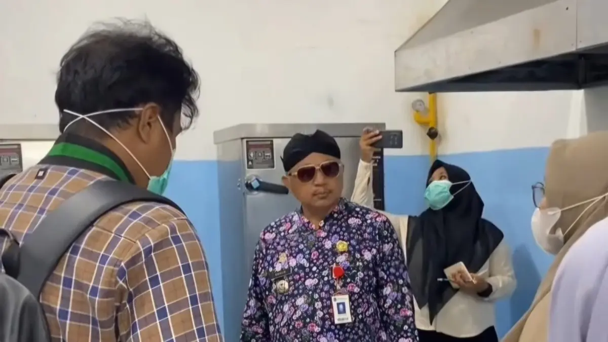 ABAIKAN SOP: Camat Ganding Abdul Khalid tidak mengenakan masker saat sidak di dapur SPPG Sumenep Ganding, Ketawang Larangan, Kamis (2/4).