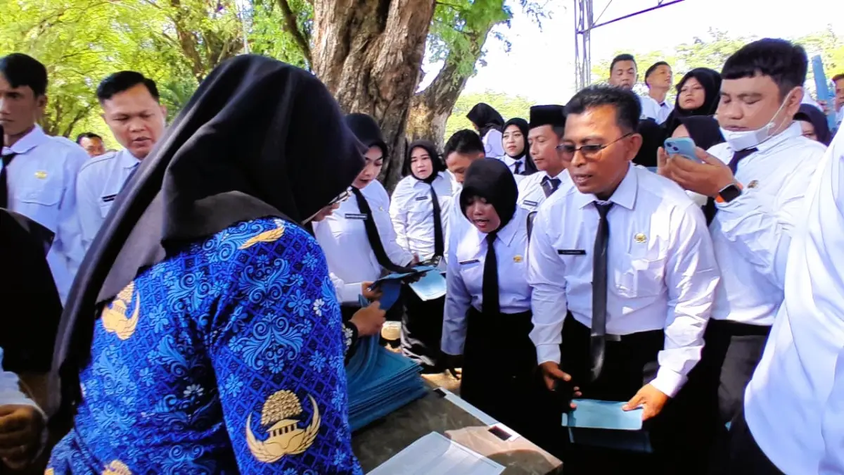ABDI NEGARA: ASN PPPK paro waktu antre mengambil SK usai mengikuti proses pelantikan di Lapangan Nagara Bhakti Pamekasan, beberapa waktu lalu.