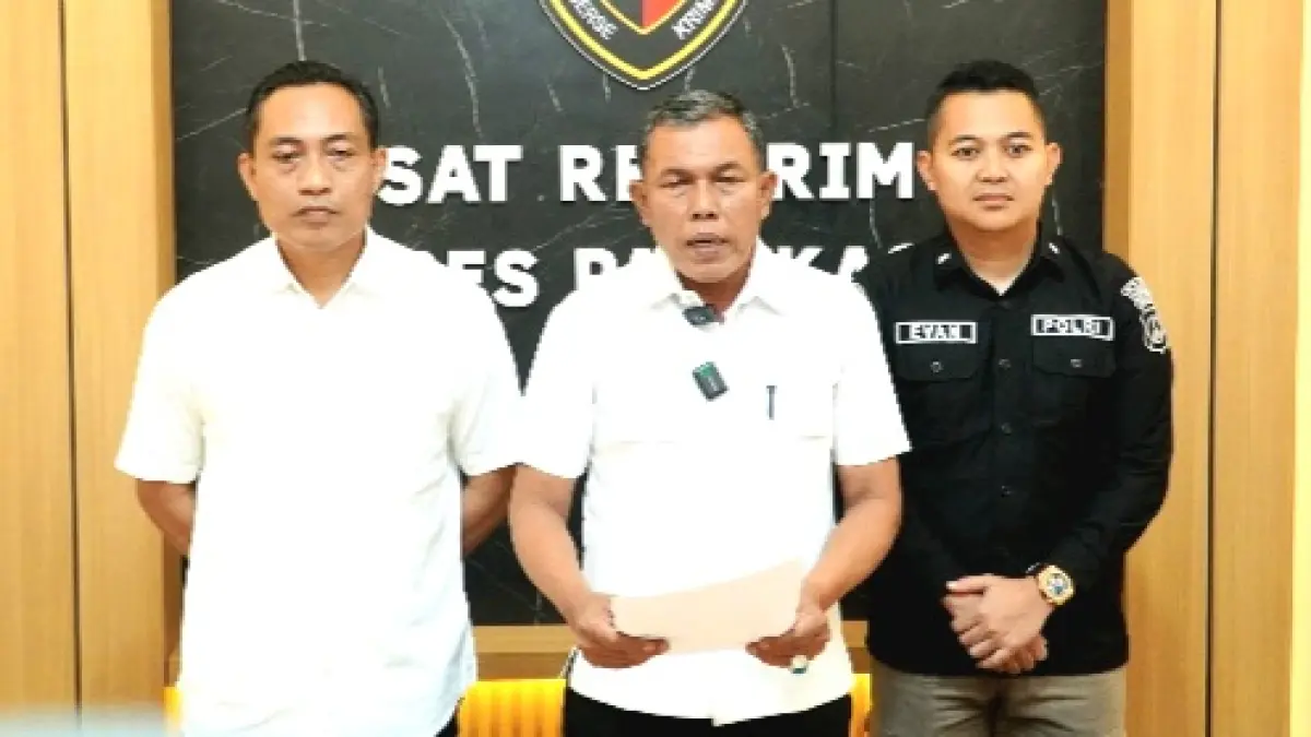 BERI PENJELASAN: KBO Satreskrim Polres Pamekasan Iptu Herman Jayadi memimpin konferensi pers, Rabu (8/4) malam. (POLRES PAMEKASAN)