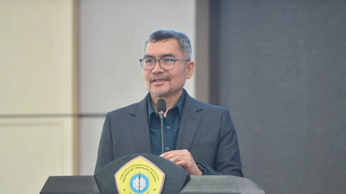 BERSAHAJA: Sekretaris Direktorat Jenderal Pendidikan Tinggi Kemendiktisaintek Prof Med. Setiawan tengah memaparkan materi bimbingan teknis di Universitas Trunodjoyo Madura (UTM) Rabu (8/4).