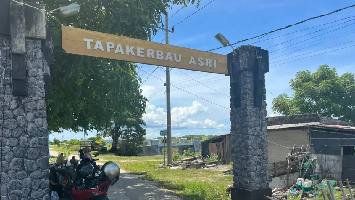 BERSITEGANG: Warga sedang siaga menjaga pantai di Kampung Tapakerbau, Desa Gersik Putih, Kecamatan Gapura, Sumenep, Minggu (5/4).