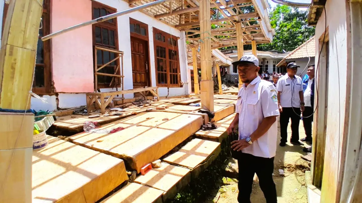 DITINJAU: Sejumlah rumah warga di Desa Sana Daja, Kecamatan Pasean, rusak berat akibat bencana tanah gerak, Rabu (21/1).