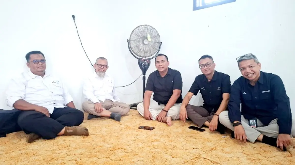 SINERGI: Dari kiri, Affiliate Supervisor Departemen Relation Medco Energi Rusdi, Manager Field Relation & CE Medco Energi Hartono, Kepala JPRM Biro Sumenep Luqman Hakim, Koordinator SRO KEI Agus Indra Prihadi, dan Koordinator Site Relation HCML Angga Nugraha di JPRM Biro Sumenep, Kamis (9/4). (FERI FERDIANSYAH UNTUK JPRM)