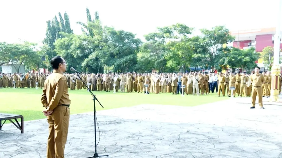 FOKUS: Sekkab Agus Dwi Saputra saat memimpin apel pagi di halaman Pemkab Sumenep. (PROKOPIM UNTUK JPRM)