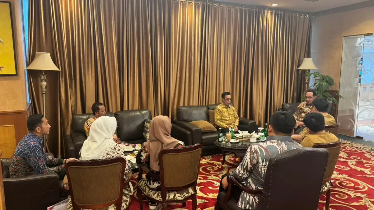 KOMITMEN: Bupati Pamekasan KH Kholilurrahman (berkacamata) saat audiensi di Direktorat PEIPD, Ditjen Bangda Kemendagri.