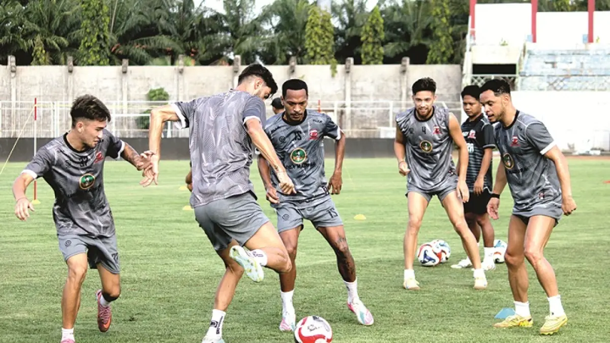 KOMPAK: Pemain Madura United mengikuti sesi latihan di Stadion Gelora Bangkalan Jumat (10/4). (VIVIN AGUSTIN HARTONO/JPRM)