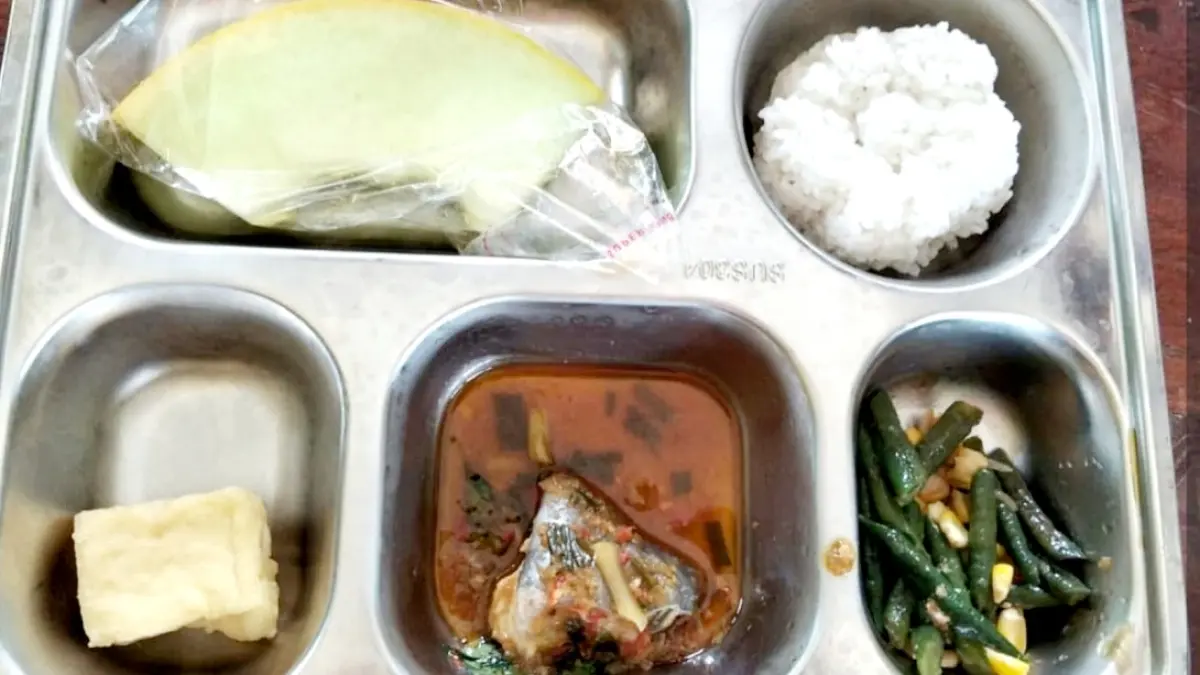 Menu MBG yang didistribusikan SPPG Yayasan Al Baihaqy, Desa Bates, Kecamatan Blega, Bangkalan.