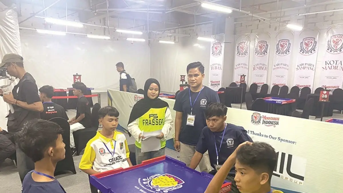 PENUH SEMANGAT: Dua atlet Orado Sampang kategori junior (kaus dongker) saat berkompetisi pada Kejurprov Jatim di Surabaya, Minggu (5/4). (ORADO UNTUK JPRM)