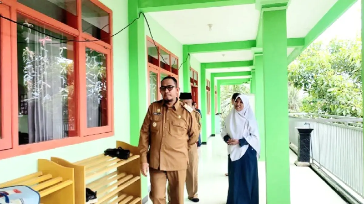SERAP ASPIRASI: Bupati Achmad Fauzi Wongsojudo saat berdialog dengan Kepala Dinas Pendidikan Mohamad Iksan dan guru SMPN 2 Sumenep, Senin (6/4). (PROKOPIM SUMENEP UNTUK JPRM)