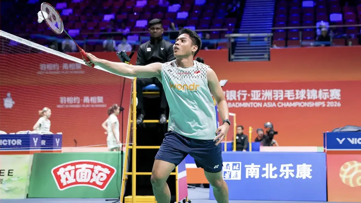 TERSENGGOL: Moh. Zaki Ubaidillah saat berlaga melawan atlet Jepang pada kejuaraan Badminton Asia Championship 2026 di Tiongkok. Sebab, pada babak 32 besar, Rabu (8/4).