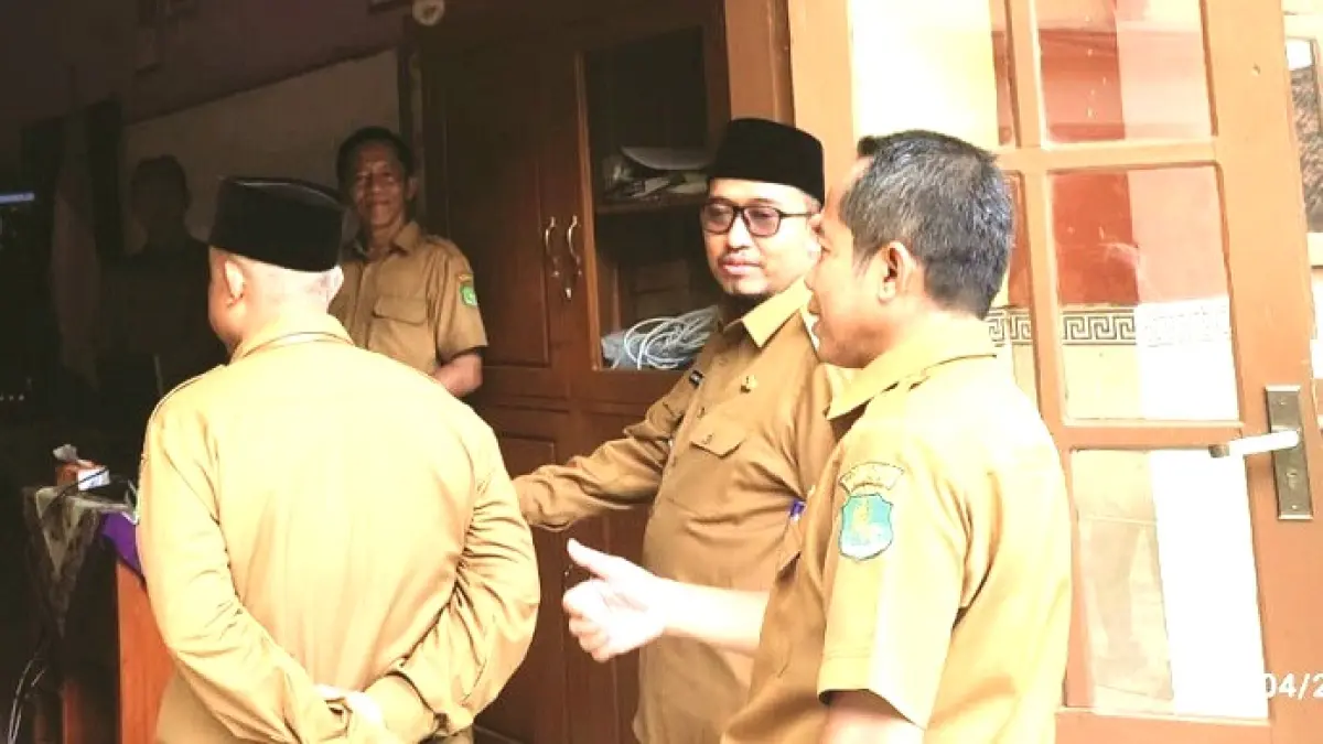 TURUN LANGSUNG: Bupati Sumenep Achmad Fauzi Wongsojudo saat meninjau pelaksanaan tes kemampuan akademik (TKA) di SMPN 2 Sumenep, Senin (6/4). (PROKOPIM SUMENEP UNTUK JPRM)