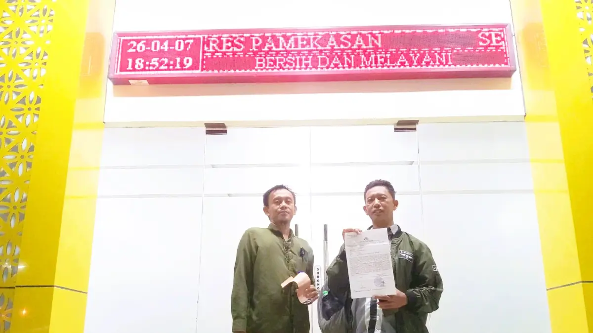 CARI KEADILAN: Pelapor bersama pengacara Akhmad Mausul Nasri usai laporan ke Polres Pamekasan, Selasa (7/4) malam.
