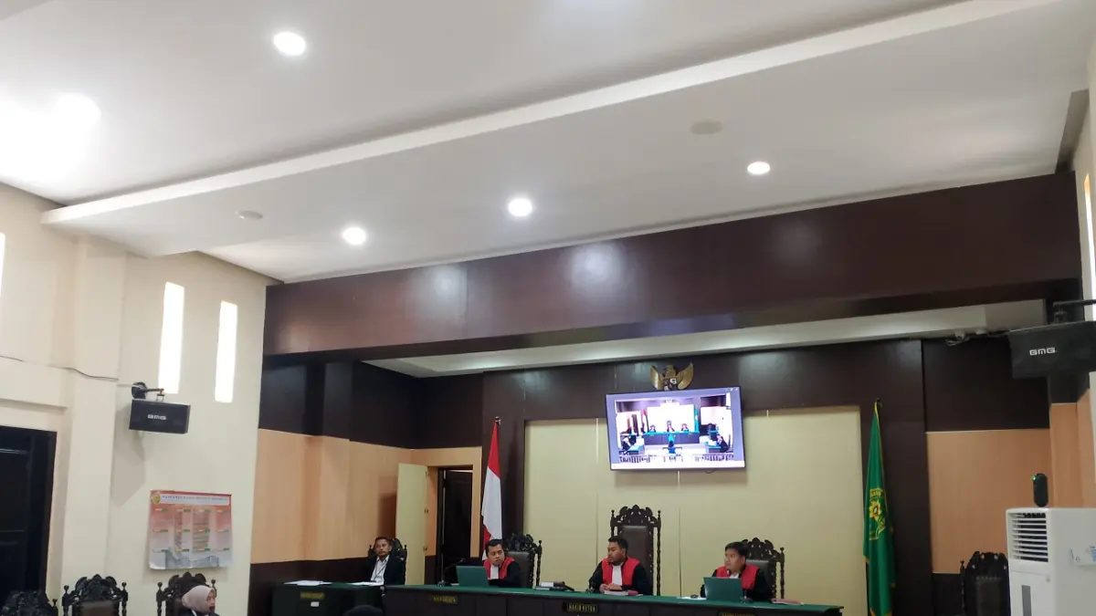 DIADILI: Terpidana Syamsiyah mengikuti sidang di Pengadilan Negeri Sampang, Senin (11/8/2025).