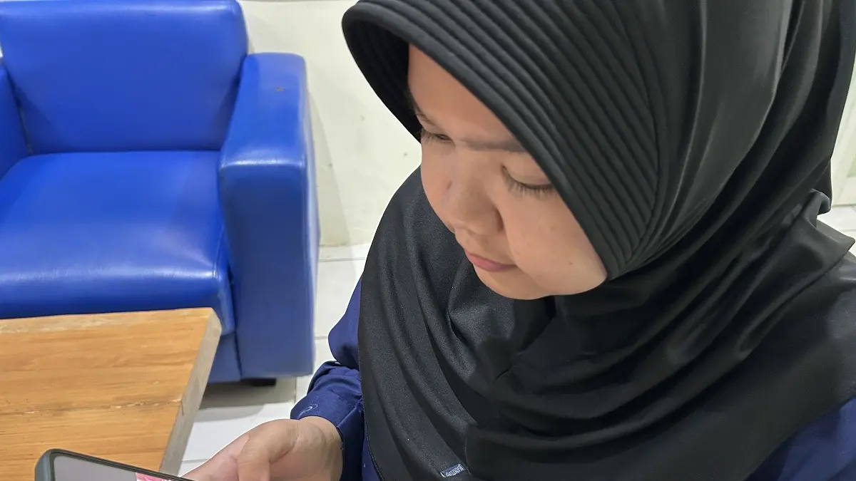 f-Inspirasi 2-vin
RINDU: Riska hanya bisa memandangi foto keluarga ketika keluarga berada di Malaysia.
