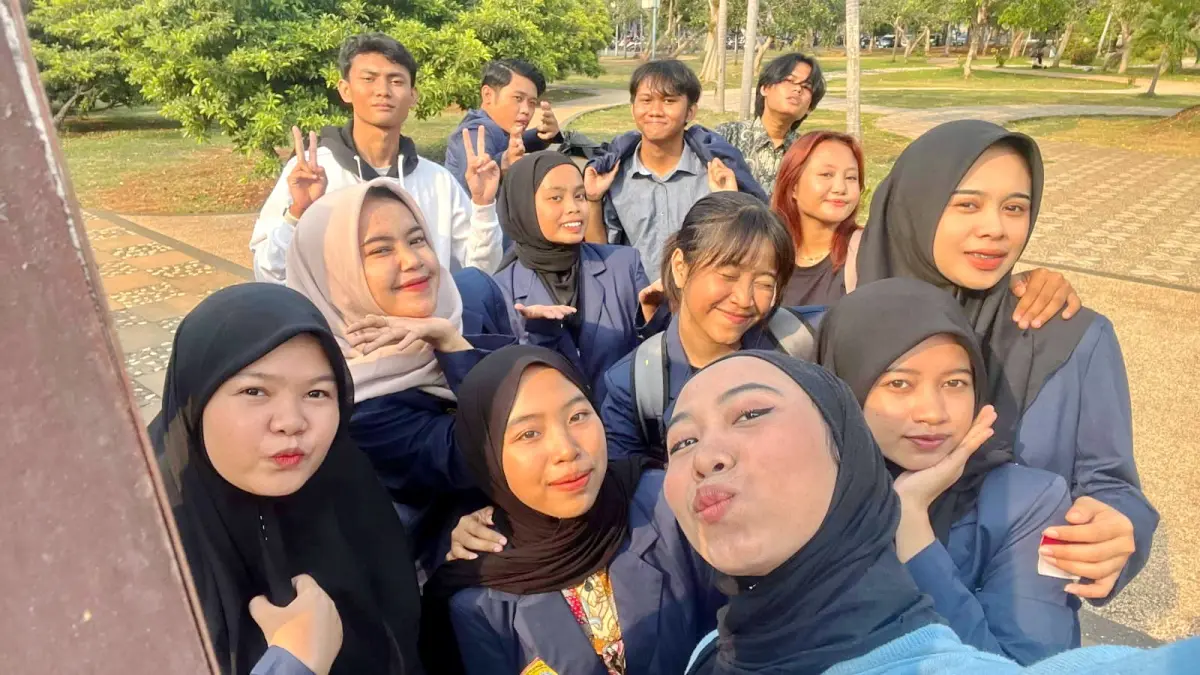 Ika menyakini setiap lembar hidup yang dijalani membawa berkah. Misalnya, dia mengaku bisa berkuliah di UTM berkat bantuan kakak tingkat (kating) di SMAS Permata Insani Islamic School Tangerang.