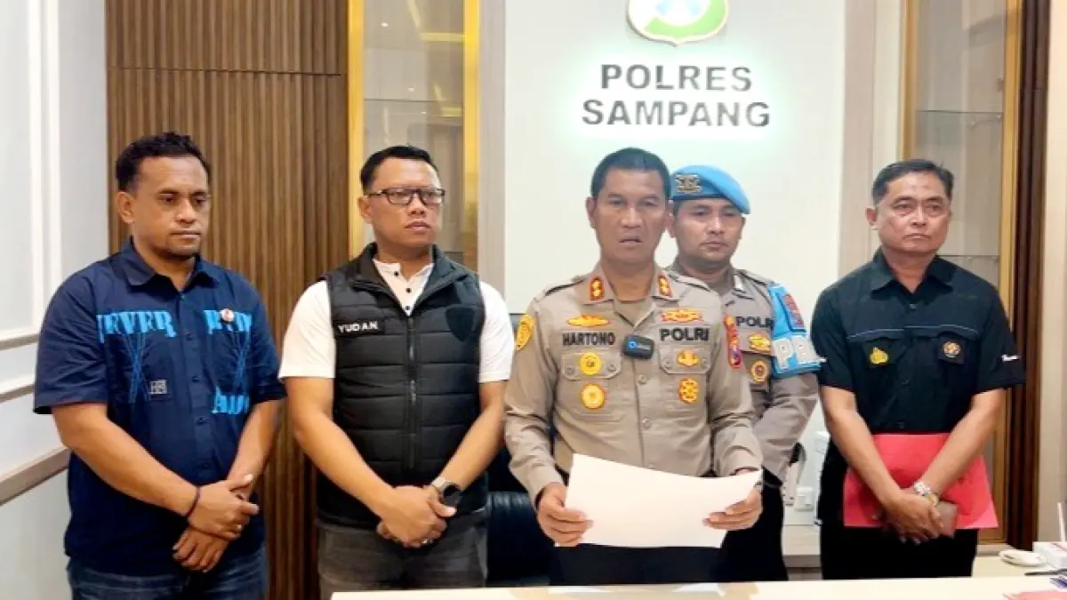 MISI SUKSES: Kapolres Sampang AKBP Hartono didampingi Kasatresnarkoba Iptu Yuda Juliyanto dan KBO Ipda Hermanto memberikan keterangan kepada jurnalis Jumat (10/4). (UBAIDILLAHIR RA’IE/JPRM)