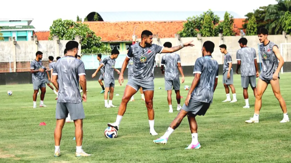SEMANGAT: Pemain Madura United saat berlatih di Stadion Gelora Bangkalan Jumat (10/4). (VIVIN AGUSTIN HARTONO/JPRM)