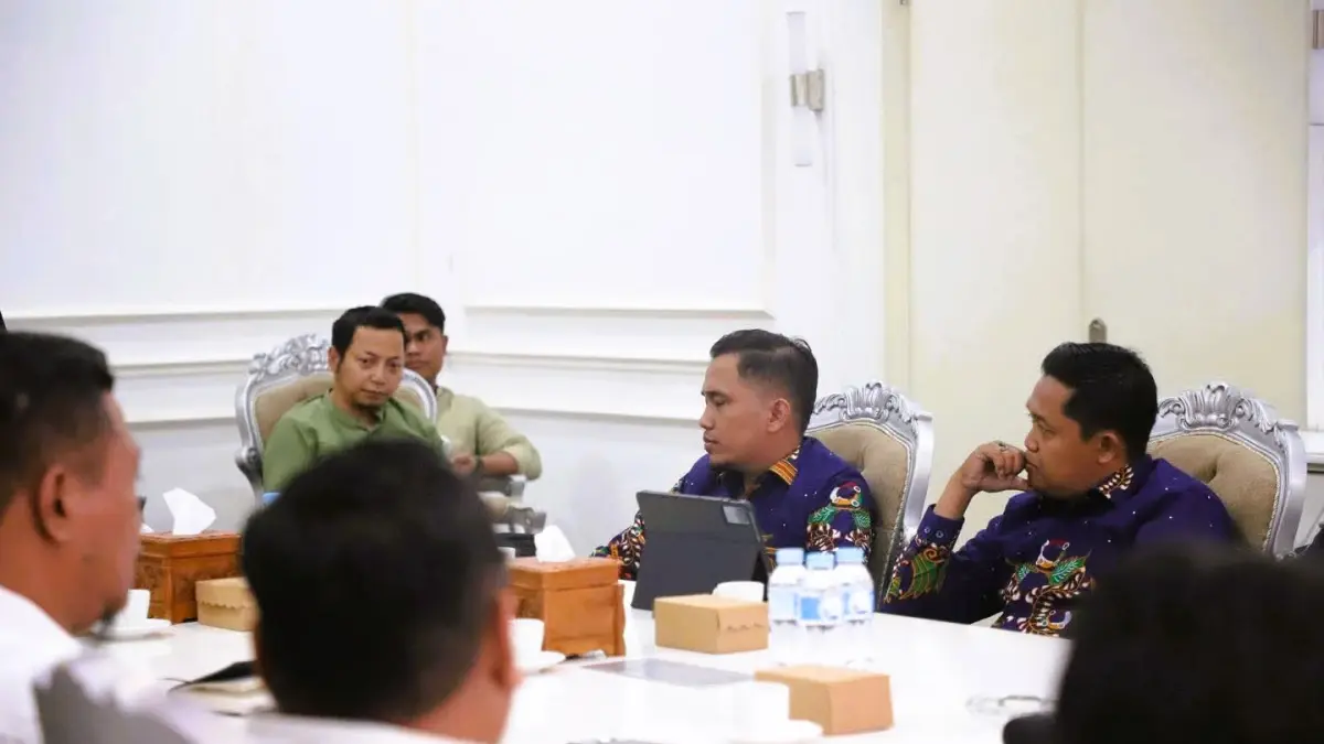 SERIUS: Ketua Hipmi Pamekasan Kusairi berdiskusi bersama Bupati Pamekasan KH Kholilurrahman di Peringgitan Dalam, Rabu (1/4).