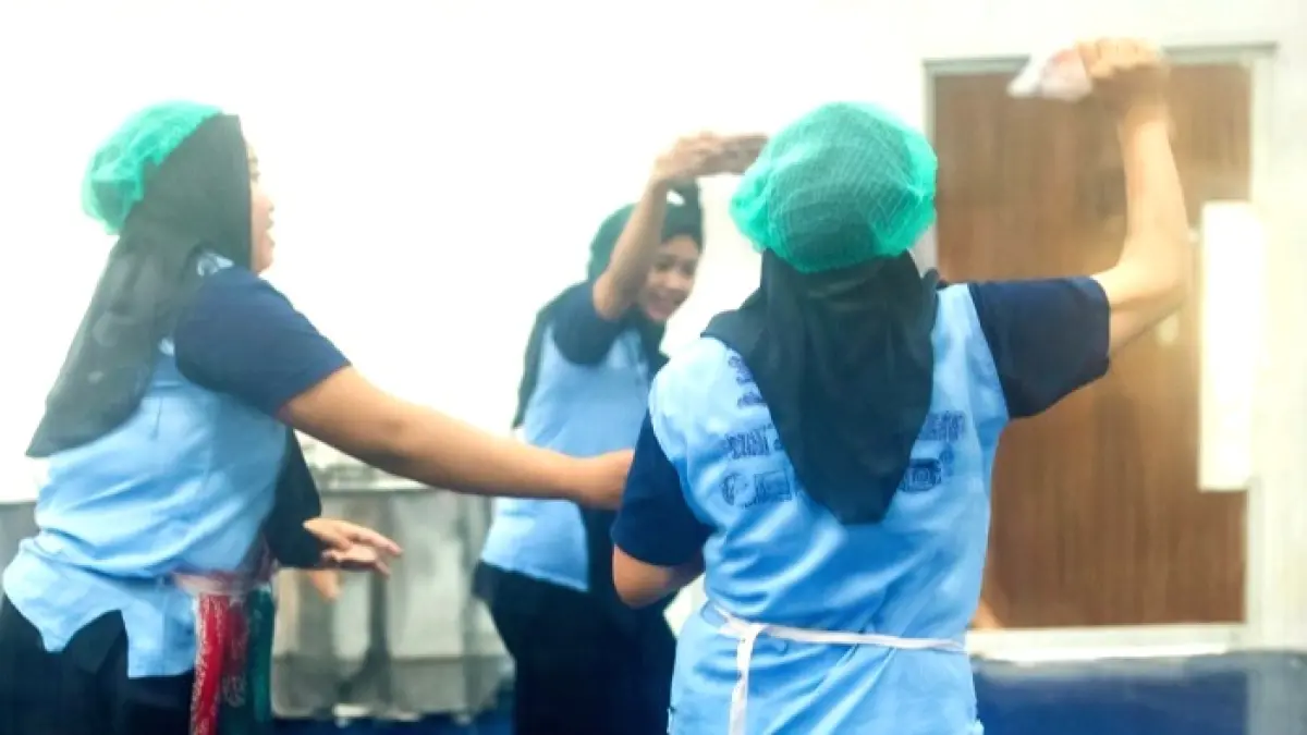 VIRAL: Tangkapan layar sejumlah relawan SPPG Sumenep Kangayan Kangayan 2 tengah berjoget dan menabur uang di dalam dapur. (ISTIMEWA)