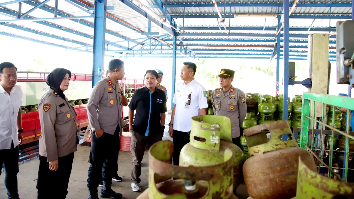 DIPANTAU: Kapolres AKBP Anang Hardiyanto dan Kabag Perekonomian SDA Sumenep Dadang Dedy Iskandar bersama tim memantau stok LPG di SPBE Sumenep pada Rabu (1/4). (ANDRE UNTUK JPRM)