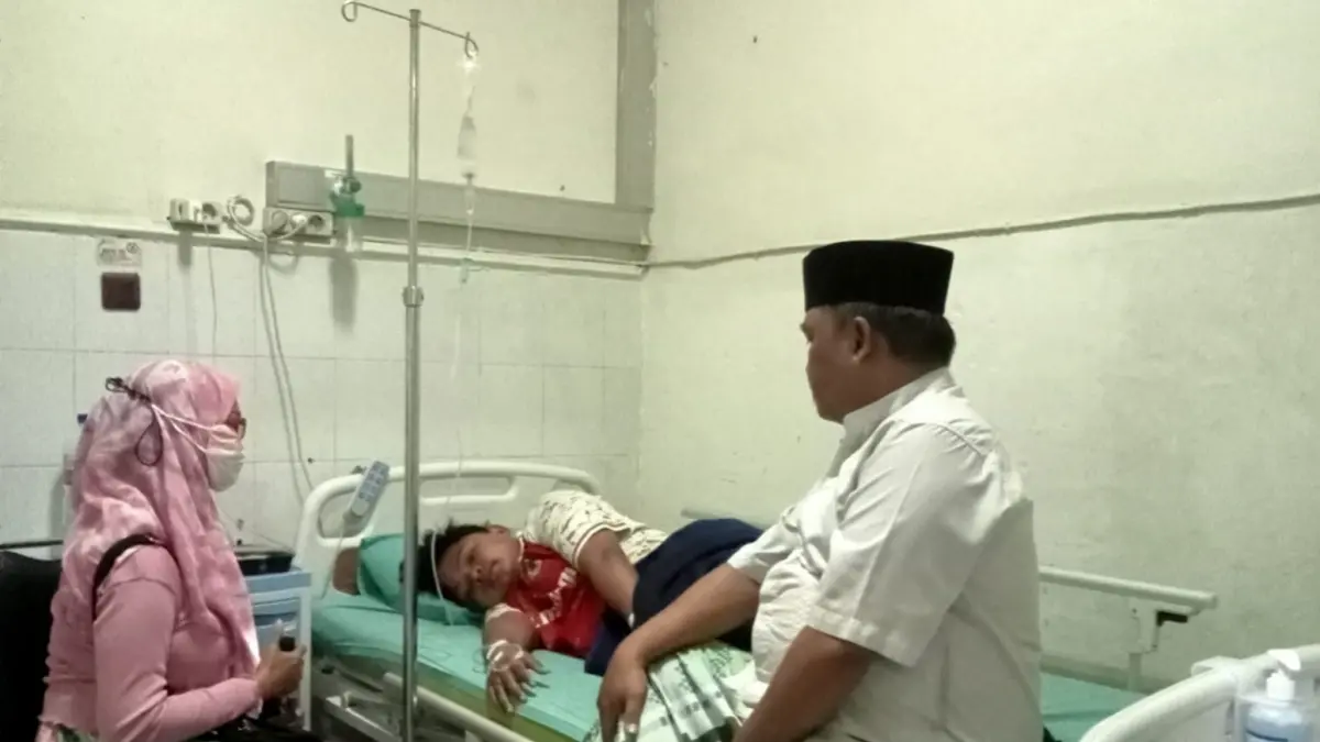 DIRAWAT: Rafi sedang menjalani perawatan di RSUD dr Mohammad Zyn Sampang, Minggu (12/4). (SUGIARTO UNTUK JPRM)