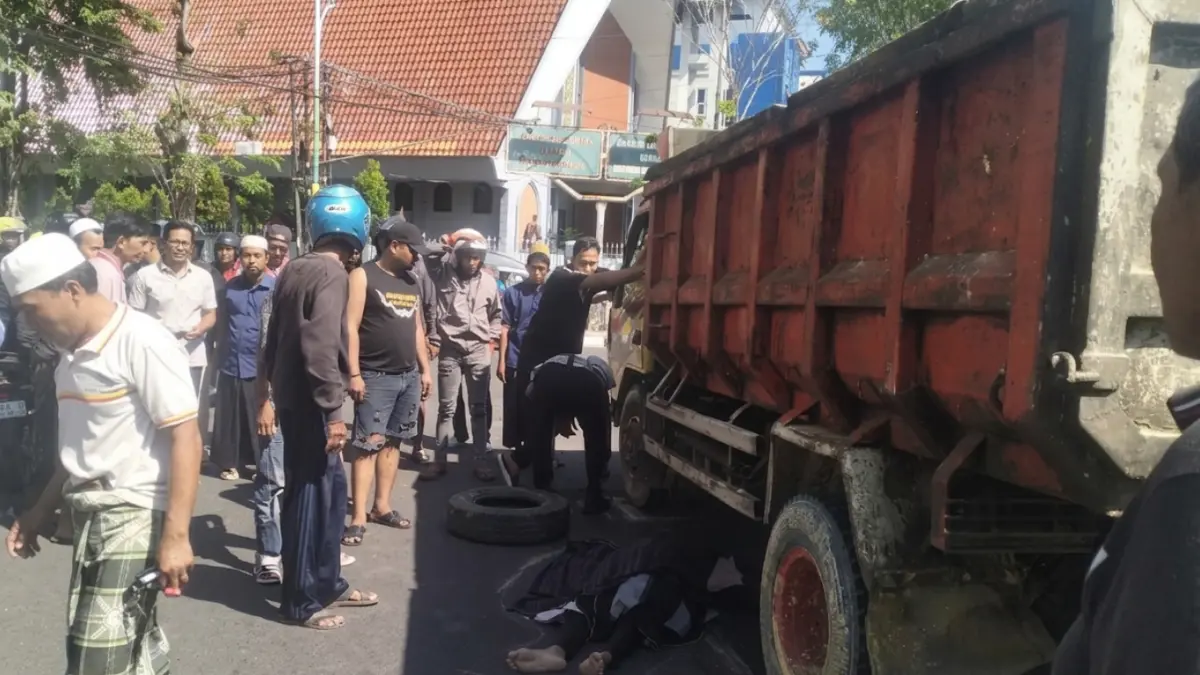LAKA MAUT: Petugas Satlantas Polres Pamekasan sedang melakukan olah TKP kecelakaan di jalan Panglima Sudirman, Pameksan, Minggu (12/4). (HUMAS POLRES PAMEKASAN FOR RM)