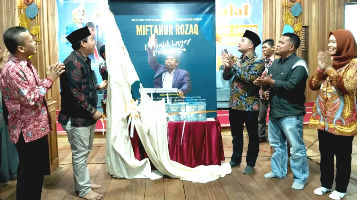 SUKSES: Dari kiri, Rektor UTM Prof Safi’, penulis buku Di Balik Layar Demokrasi Miftahur Rozaq, anggota DPR RI Slamet Ariyadi, Pemred JPRM Moh. Subhan, dan anggota Bawaslu Jatim Nur Elya Anggraini menyaksikan launching buku di Ruang Betang Ponpes Assirojiyyah, Kajuk, Sampang, Sabtu (11/4). (ANIS BILLAH/JPRM)