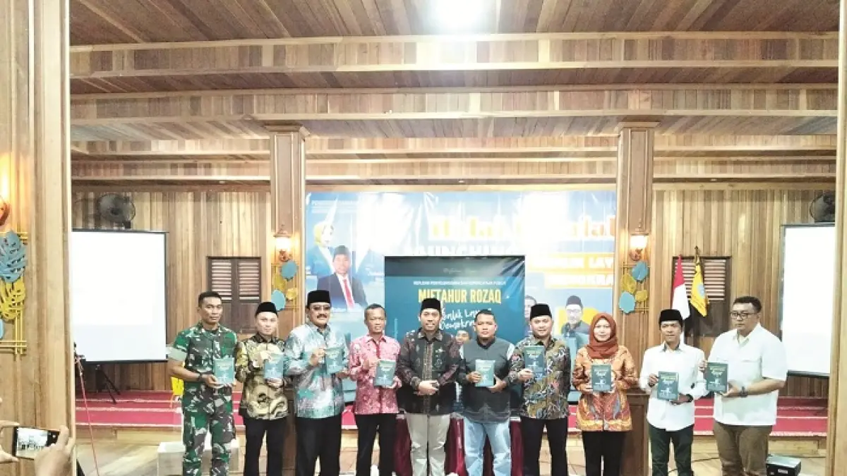 APRESIASI: Penulis buku Di Balik Layar Demokrasi Miftahur Rozaq bersama narasumber Rektor UTM Safi’, anggota Bawaslu Jatim Nur Elya Anggraini serta Pemimpin Redaksi JPRM Moh. Subhan pada acara bedah buku Sabtu (11/4).