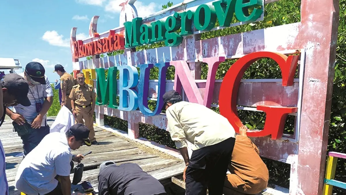 BANYAK LAPUK: Pengunjung terperosok ke dasar pantai saat melewati jembatan kayu di Ekowisata Mangrove, Desa Lembung, Kecamatan Galis, Pamekasan, Senin (13/4). (MOH. IQBAL AFGANI/JPRM)