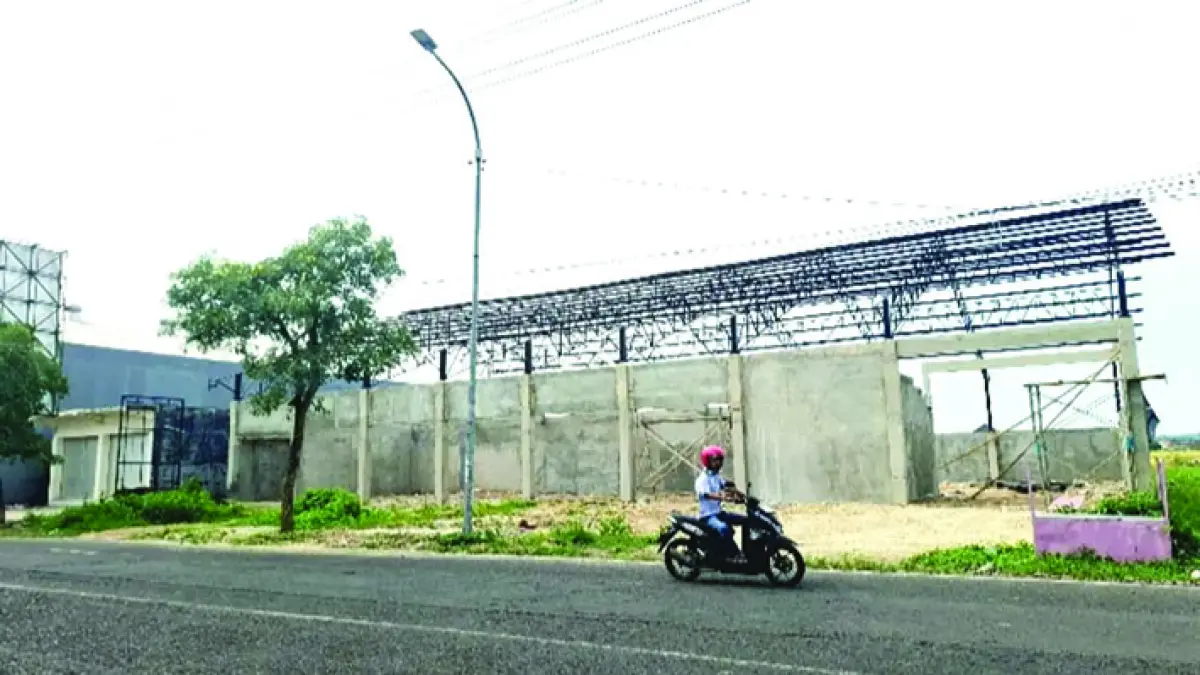 BELUM SELESAI: Pengendara melintas di depan gerai KDMP di Jalan Jokotole, Desa Gedungan, Kecamatan Batuan, Sumenep, Kamis (26/3). (MOH. LATIF/JPRM)